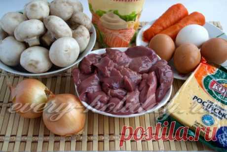 Слоеный салат с грибами, сыром и печенью: рецепт