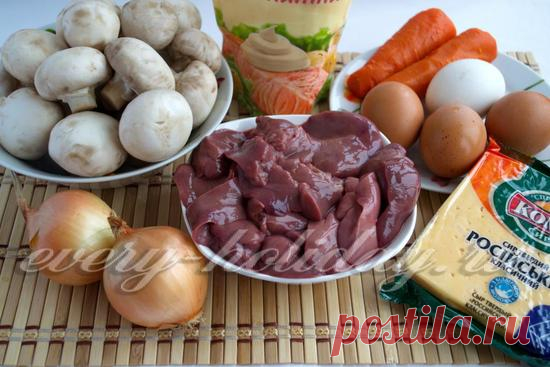 Слоеный салат с грибами, сыром и печенью: рецепт