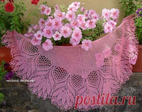 Шаль "Нарцисс" 
опубликована в «Kunststricken: Grosse und kleine Decken». Дизайнер - Герберт Ниблинг.
Пряжа Пехорка элитная 415м / 50г, спицы № 2,75.
Шаль имеет слегка серповидную форму, вяжется от центра шейного края, сверху вниз.Тело шали может быть связано любым способом – с центральной петлей от центра шейного края, полукругом или укороченными рядами без центральной петли. У шали-образца тело связано лицевой гладью с шестью прибавками в каждом лицевом ряду.
Показать полностью…