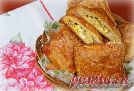 Слоёные пирожки с капустой.