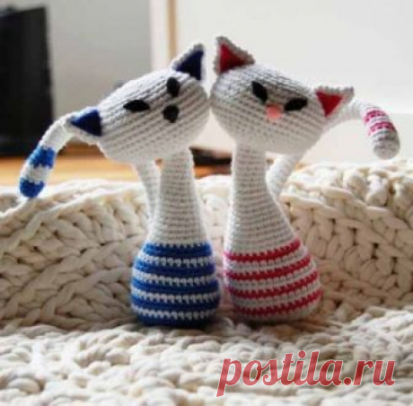 Кошечки 
Милые маленькие кошечки, связанные крючком. Можно сделать для себя или в подарок. Или и для себя и в подарок.
Используя остатки пряжи разных цветов, можно связать разномастную «стаю» всяких размеров.…