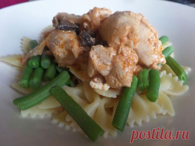 Рецепт на выходные: Куриная грудка с шампиньонами в пряном томатном соусе с брынзой.