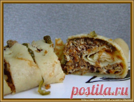 Блины с печеночным паштетом и маринованными огурцами