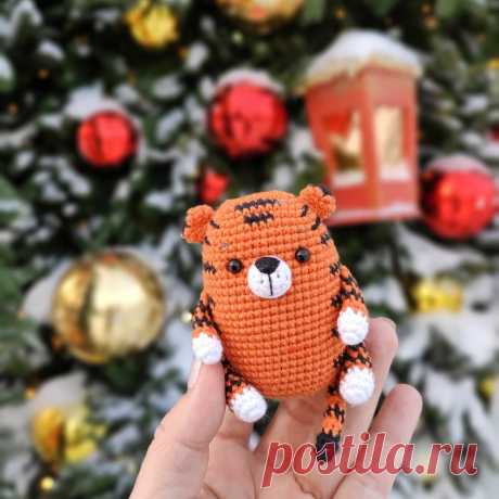 PDF Тигрёнок крючком. FREE crochet pattern; Аmigurumi animal patterns. Амигуруми схемы и описания на русском. Вязаные игрушки и поделки своими руками #amimore - тигр, маленький тигрёнок к Новому году, тигрята, котик, кот, кошечка, кошка, котенок.