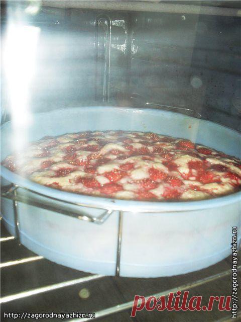 Рецепт заливного сладкого пирога с клубникой - Журнал "Культура загородной жизни"