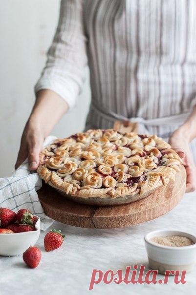 Идея украшения пирога розами из теста.