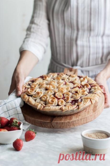 Идея украшения пирога розами из теста.