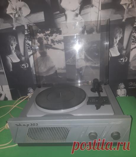 Сетевой транзисторный электрофон Икар 303 СССР. Ярославский радиозавод 1983 год 
Справка : Электрофон - ''Икар-303'' предназначен для воспроизведения механической записи с грампластинок различных форматов. В модели используется ЭПУ третьей группы сложности типа ''III-ЭПУ-48'' в котором установлен звукосниматель типа ГЗП-310. В электрофоне предусмотрена регулировка громкости и тембра по высоким звуковым частотам. Выключатель сети совмещён с ...