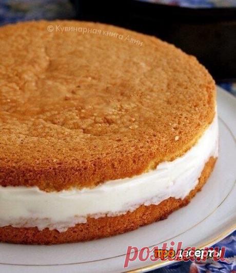 Торт с нежнейшим творожным кремом
Для бисквита:
- 5 яиц
- 1 ст. сахар
- 1 ст. муки
- 1 ч.л. тертой цедры лимона
Для крема:
- 20 г желатина
- 150 мл воды
- 300 гр творога
- 5 ст л сахарной пудры
- 250 мл сливок
- консервированные ананасы

Приготовление:

1. Белки взбить с сахаром до твердых пиков. По одному ввести желтки, хорошо взбить.
Частями добавлять муку и аккуратно перемешивать.
Вылить тесто в разъемную форму, застеленную бумагой.
Не забудьте покрутить ф...