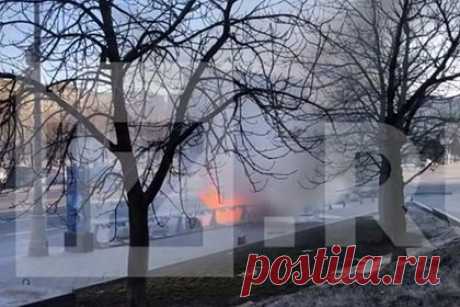 Загоревшийся в центре Москвы автомобиль попал на видео. В воскресенье, 19 марта, на Краснопресненской набережной в центре Москвы загорелся автомобиль. Происшествие попало на видео. На записи видно мощное пламя, которое пытается потушить пожарный. В небо над машиной поднялся столб дыма. Инцидент произошел в районе дома 23А, рассказали в Дептрансе.