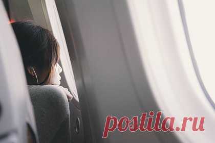 Пассажиров предупредили о смертельной опасности узкой одежды в самолете. Стюардесса из Индии Каджал Манхас предупредила пассажиров о смертельной опасности узкой одежды во время полета на самолете, сообщает Daily Star. По словам бортпроводницы, одежда, обтягивающая тело, увеличивает риск возникновения судорог, отеков, а также может повлиять на кровообращение.