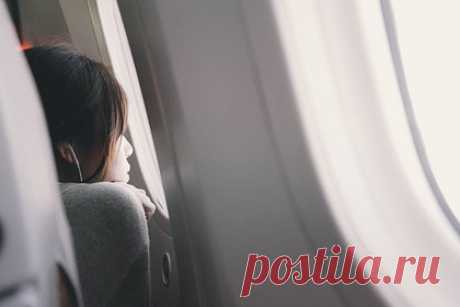 Пассажиров предупредили о смертельной опасности узкой одежды в самолете. Стюардесса из Индии Каджал Манхас предупредила пассажиров о смертельной опасности узкой одежды во время полета на самолете, сообщает Daily Star. По словам бортпроводницы, одежда, обтягивающая тело, увеличивает риск возникновения судорог, отеков, а также может повлиять на кровообращение.