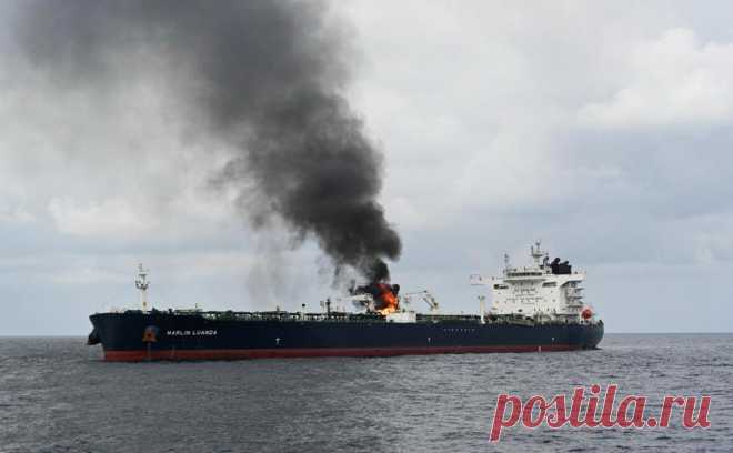 Bloomberg оценил последствия атаки хуситов на танкер с российской нафтой. После атаки хуситов на танкер с российской нафтой появилось больше угроз нефтеперевозкам через Ближний Восток. Это ведет к росту стоимости страхования, удлинению маршрутов поставок из-за необходимости огибать Африку и т.д.