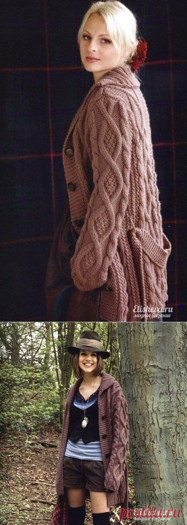 Бежевое пальто с поясом вязаное спицами