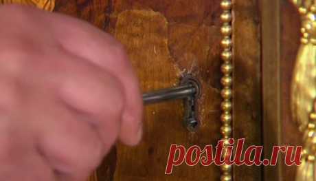 Этому замку более 200 лет, но когда проворачивают ключик, происходит нечто удивительное | Чёрт побери На сегодняшний день дизайнеры удивляют обывателей мебелью, которая способна трансформироваться одним нажатием кнопки. Многие подобные предметы интерьера преподносятся как уникальные ультрасовременные разработки, однако, пожалуй, стоит взглянуть на этот секретер 200-летней давности. Всего лишь один поворот ключа, и начинает происходить нечто удивительное. В конце XVIII века...