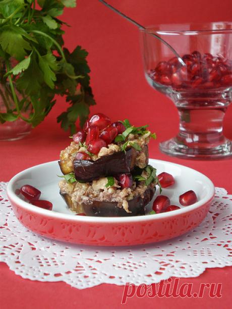 Баклажаны с гранатом и ореховым соусом-грузинская кухня
