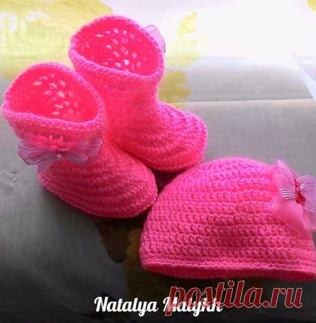 Отличный подарок для маленькой принцессы. В набор входит нарядная шапочка с бантиком и модные вязаные сапожки. Цвета комплекта по вашему желанию могут быть заменены. Набор вяжется из детской пряжи, которая не вызывает аллергии и очень комфортная для носки.