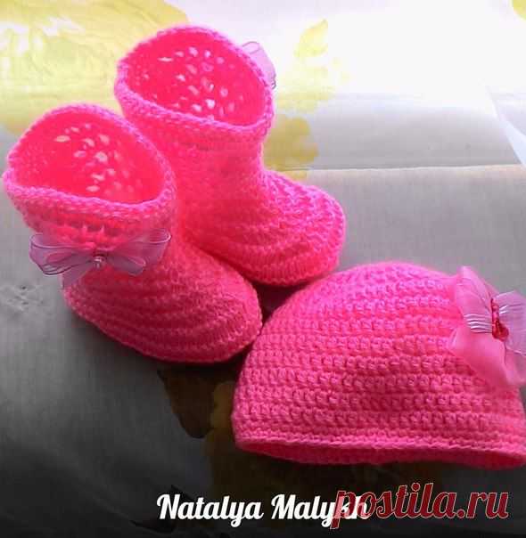 Отличный подарок для маленькой принцессы. В набор входит нарядная шапочка с бантиком и модные вязаные сапожки. Цвета комплекта по вашему желанию могут быть заменены. Набор вяжется из детской пряжи, которая не вызывает аллергии и очень комфортная для носки.