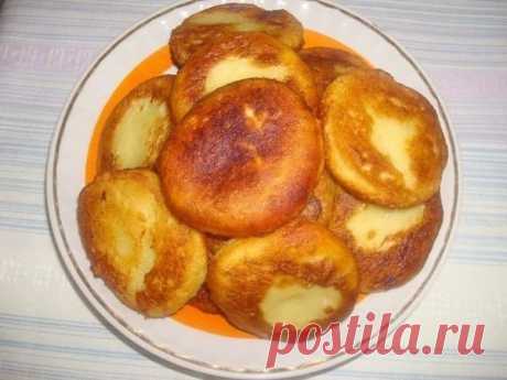 Творожно-апельсиновые оладушки

Ингредиенты:
250 гр.творога,
2 яйца,
1 стакан муки,
3 ст.л. сахара,
2 ст.л. сметаны,
цедра 1 апельсина,
1 ч.л. разрыхлителя,
соль, ванилин - по вкусу,
подсолнечное масло без запаха для фритюра.
Способ приготовления:
Творог протереть через сито, муку перемешать с разрыхлителем, яйца растереть с сахаром, добавить сметану, цедру апельсина - перемешать, соединить все ингридиенты - замесить некрутое тесто, дать тесту отдохнуть 15-20 минуток, накр...