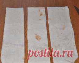 Нет ничего проще чем приготовить эти замечательные и сытные пирожки. Все что вам понадобится это армянский лаваш, сыр и ветчина.😊
Лаваш армянский
Сыр твердый - 100 г
Колбаса/ветчина - 100 г
Зелень - по вкусу
Колбасу мелко порезать, сыр потереть на мелкой терке, зелень мелко порубить.
Лаваш порезать ножом или ножницами на полоски, развернуть.
Выложить начинку на край полоски и свернуть уголком 3-4 раза, чтобы вся начинка оказалась скрыта, отрезать лишнее. Таким образом свернуть остальные пир