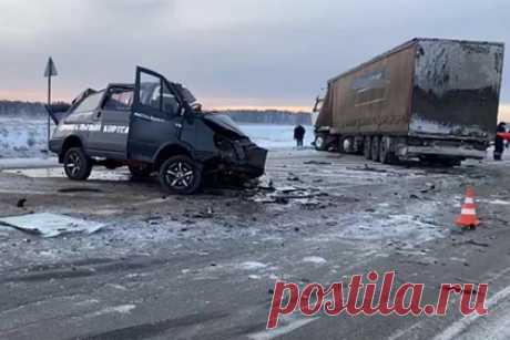 Жена попыталась исполнить последнюю волю умершего мужа и погибла. В Иркутской области погибла женщина, которая везла тело мужа на погребение. Сообщается, что мужчина перед смертью попросил предать его земле в родном поселке Куйтун. Гроб с покойным доставили в Иркутск из Кемерово. До места погребения жена и ее сестра, сопровождавшие гроб, решили ехать на катафалке и попали в ДТП.