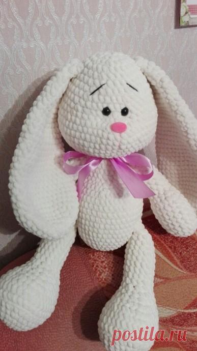 Зайка плюшевый.