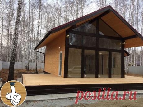 Уютный каркасный дом с панорамными окнами. Строительство такого дома займет немного времени.