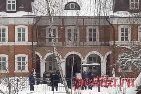 В РПЦ рассказали о напавшем на православную школу в Серпухове. Архиепископ Подольский и Люберецкий Аксий опроверг слухи о том, что у Владислава Струженкова, напавшего на православную гимназию в Серпухове, были проблемы в учебном заведении. «Его перевели в православную гимназию из обычной школы, где он испытывал со стороны сверстников чувство неприязни», — рассказал он.