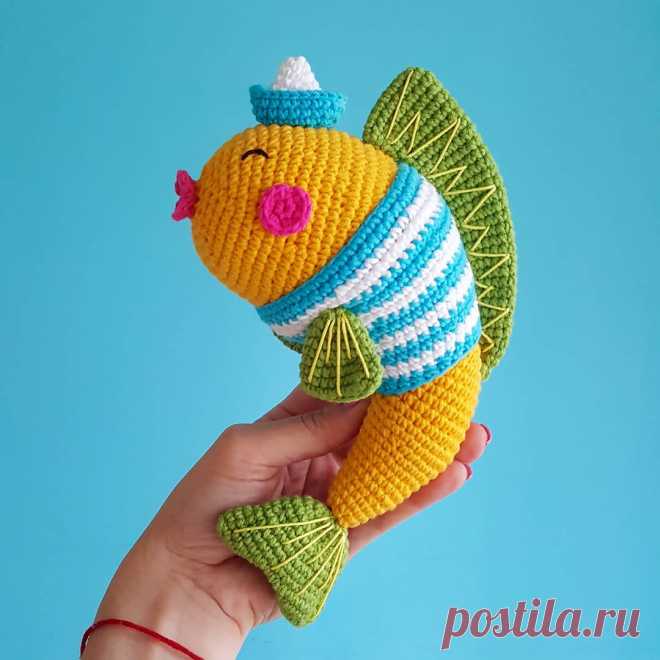 🇷🇺 На выходных поймала золотую рыбку и подружилась с ней. Осталось три желания придумать😋❤ ⠀
⠀
🇬🇧 Over the weekend, I caught a goldfish and became friends with it. It remains to make three desires😋❤ ⠀
⠀
Pattern by @natura_crochet ⠀
⠀
#вязанаяигрушка #игрушкакрючком
#амигуруми #игрушкаамигуруми #design_by_naturacrochet #amigurumi #amigurumipattern #amigurumilove #weamiguru #amigurumist #crochet #crochetinspiration  #crochettoys #crocheterapia #crochetando #crochetfish...