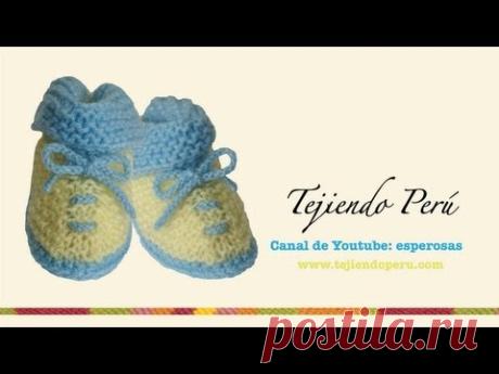 Zapatitos con solapa para bebé en dos agujas