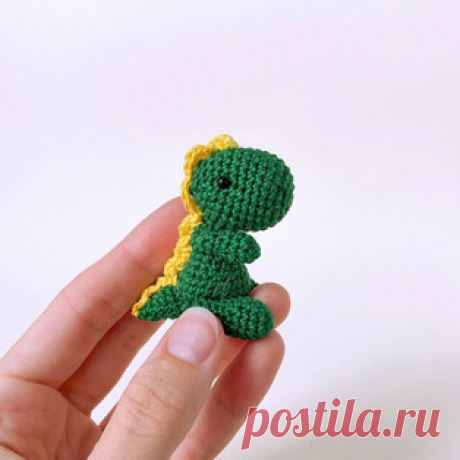 Дино амигуруми. Схемы и описания для вязания игрушек крючком! Бесплатный мастер-класс от @scandistyle_dolls по вязанию динозаврика по имени Дино. Размер вязаной крючком игрушки примерно 6-7 см. Для изготовления т…