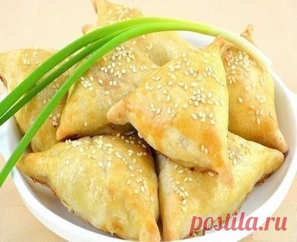 Нежное куриное мясо в хрустящем слоеном тесте.
Ингредиенты:
250 г муки
100 г масла
700 г курицы (2 окорочка)
200 г лука
желток для смазки
кунжут для посыпки (по желанию)
соль
перец
Самса – очень популярное блюдо среднеазиатской кухни. Часто готовится из баранины c добавлением курдючного жира, а также из курицы, тыквы, зелени. Тесто для самсы в основном используется слоеное. Чтобы сделать такое тесто – обычно сначала вымешивают муку с водой, потом раскатывают получившееся т...
