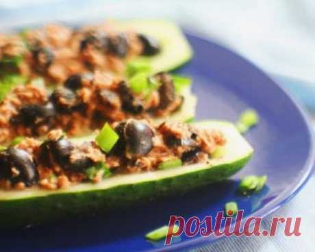 Огурцы с тунцом и маслинами