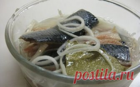 Сельдь в горчично-уксусной заливке - вкуснее не бывает!
Ингредиенты:- 3 крупных свежемороженных сельди- 1 большая головка лука (с сиреневым эффектнее)- 2 чайные ложки соли- 1 чайная ложка сахара- 0,5 чайной ложки молотого черного перца- 1 чайная ложка …