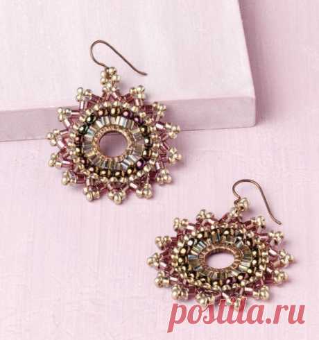 Серьги "Чертополох" Серьги "Чертополох"Используйте «кирпичик» и «елочка», чтобы создать пару сережек с цветами, навеянными пустыней.Материалы2 г прозрачных бисерин с бронзовым покрытием 8° (A)1 г металлических бусин античного золота 8° (B)2 г прозрачных аметистовых цилиндрических бисерин 8° (C)2 г коричневых...