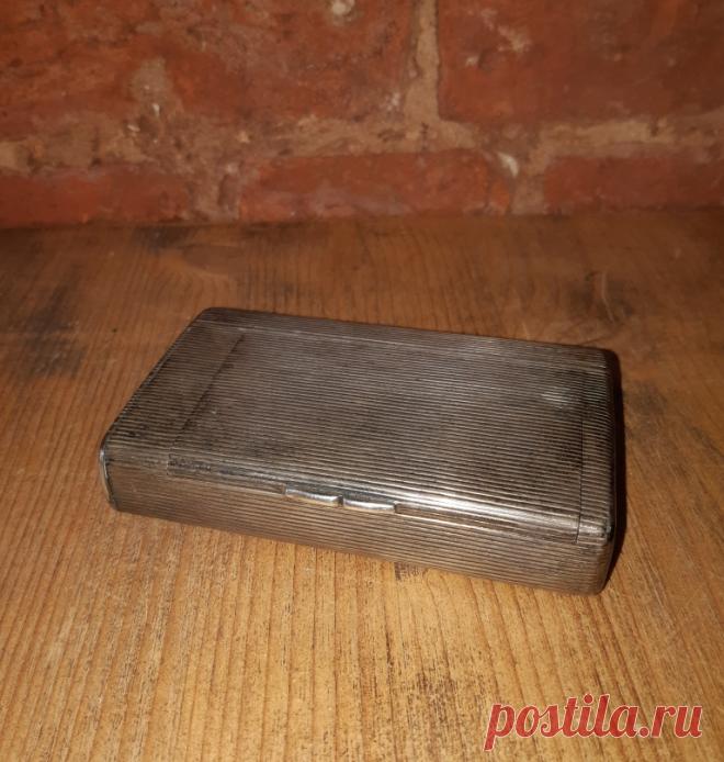 Портсигар со спичечницей. Серебро 84 проба. Российская Империя 1890 год Москва. 
Клеймо мастера. 
Пробирный мастер : Олекс Лев Фёдорович 1890 - 1896 гг. 
Размер : 110 х 65 х 22 мм. Вес : 224 грамма. 

Цена : 58000 руб. 

Купить сейчас : 

#ПортсигарсоСпичечницей #ПортсигарСпичечницаСеребро84проба #ПортсигарСпичечницаРоссийскаяИмперия #ПортсигарСпичечницаМосква #ПортсигарСпичечница1890год #ПортсигарСпичечницаКлеймоМастера