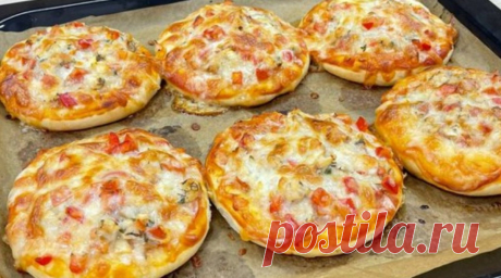 Их всегда мало. Мини-пицца с курицей и овощами: рецепт за 10 минут Пицца раньше считалась едой для бедных слоев населения в Италии. Как правило, нищие клали на пласт пресного теста любую начинку. В пиццу попадали и объедки, и просроченные продукты, и прочие несочетаемые компоненты. Позднее о пицце узнали итальянские повара и начали экспериментировать. В итоге получилась маргарита, пепперони и множество других видов пиццы. Американцы влюбились в пиццу […]