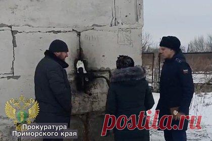 Город в Приморье остался без воды из-за аварии. Почти все жители города Артема в Приморском крае остались без холодной воды из-за аварии на водопроводе. Утром в пятницу, 15 декабря, холодной воды лишились почти 70 тысяч человек. Водоснабжение отключили в более чем 900 многоквартирных и пяти тысячах частных домов. Прокуратура заранее уведомила жителей об отключении.