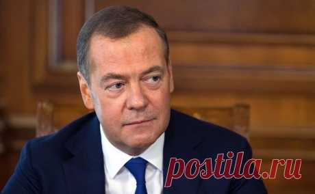Медведев зачитал директорам заводов ОПК телеграмму Сталина. Заместитель председателя Совета безопасности России Дмитрий Медведев на заседании рабочей группы Военно-промышленной комиссии зачитал телеграмму Иосифа Сталина от 17 сентября 1941 года, в которой тот просил «честно и в срок выполнять заказы», в противном случае пригрозив «громить как преступников».