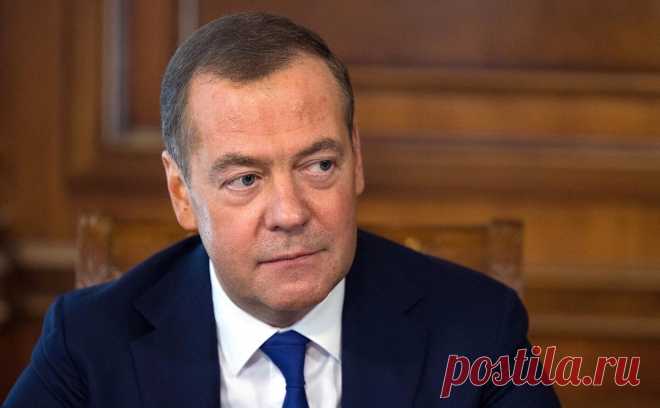 Медведев зачитал директорам заводов ОПК телеграмму Сталина. Заместитель председателя Совета безопасности России Дмитрий Медведев на заседании рабочей группы Военно-промышленной комиссии зачитал телеграмму Иосифа Сталина от 17 сентября 1941 года, в которой тот просил «честно и в срок выполнять заказы», в противном случае пригрозив «громить как преступников».