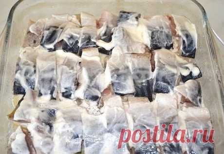 Картофельная запеканка со скумбрией
· Из чего готовить:
- 1 кг. картофеля;
- 600 г. скумбрии (примерно 1 большая тушка);
- 150 г. сыра;
- майонез или смесь майонеза со сметаной;
- соль и перец – по вкусу.
· Как готовить:
Перед приготовление, подготавливаем продукты. Моем и чистим картофель. Промываем рыбу и разделываем ее на небольшие кусочки, при этом максимально удаляем кости. Трем на крупной терке сыр.
Ставим на огонь закипать воду для варки картошки. Пока вода закипает...