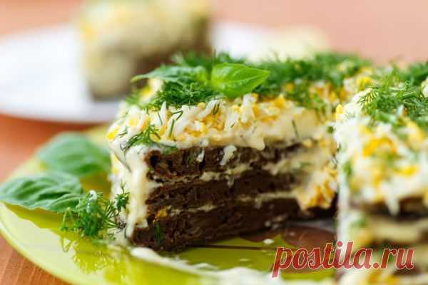 ПЕЧЕНОЧНЫЙ ТОРТ С ТВОРОГОМ !!!  **Курин/печень 500г -в блендер, яйцо и соль. *В сковороду: испеки коржи 3-4шт, под крышкой. *Начинка: творог 300г, чеснок 2зуб, соль -в блендер, кефир 100мл, зелень. *Смазать начинкой коржи. *В холод: на 2-3ч. *Декор: яйцо тёртое, зелень.
