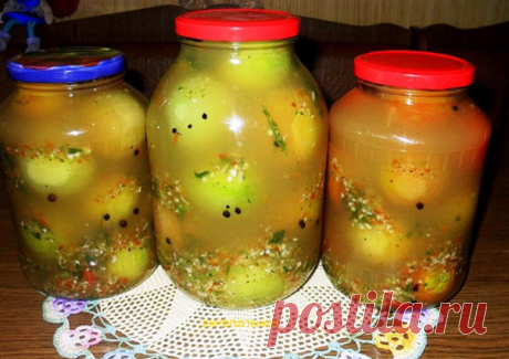 Зеленые помидоры в остром соусе Чтобы помидоры получились вкусными и острыми, выбирайте полностью зеленые или молочной спелости овощи. Продукты: вода, 5 л; соль, стакан; сахар, 2 стакана; чеснок, 400 гр; горький перец, 5 – 7 шт; корешки хрена небольшие, 8 шт; уксус 9%, 300 гр; петрушка, пучок. Как приготовить зеленые помидоры в остром соусе: Хрен, петрушку, острый перец и чеснок …