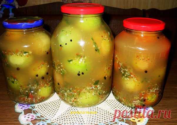 Зеленые помидоры в остром соусе Чтобы помидоры получились вкусными и острыми, выбирайте полностью зеленые или молочной спелости овощи. Продукты: вода, 5 л; соль, стакан; сахар, 2 стакана; чеснок, 400 гр; горький перец, 5 – 7 шт; корешки хрена небольшие, 8 шт; уксус 9%, 300 гр; петрушка, пучок. Как приготовить зеленые помидоры в остром соусе: Хрен, петрушку, острый перец и чеснок …