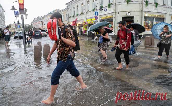 Москвичам пообещали дожди с водой по колено. Сегодня, 4 августа, зона дождей накроет практически всю Москву, местами дождь будет сопровождаться грозой и даже градом.