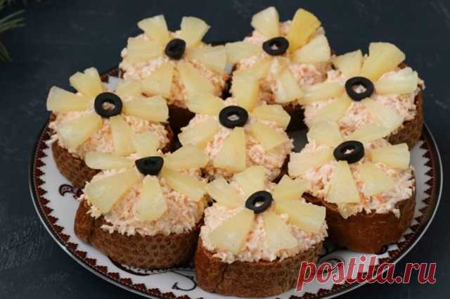 Бутерброды с крабовыми палочками и ананасами — Домашняя кулинария