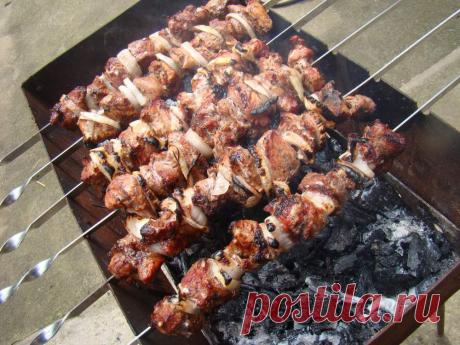 Кофейный маринад для шашлыка.
Этот вкуснейший шашлык, маринованный в солёном кофе, вы должны попробовать хотя бы раз в жизни, если, конечно, вы относитесь к поклонникам этого блюда.
Готовить его так же просто, как и все остальные шашлыки. Но вкус этого мяса сразит наповал любого гурмана!