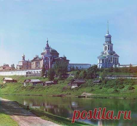 Мало кто знает, что за 150 лет до Инстаграма родился фотограф, который снимал жизнь России на цветную камеру.  Какой была Россия 100 лет назад? Зачастую мы видим документальные кадры только в черно-белом изображении.  Сергей Михайлович Прокудин-Горский — сумрачный русский гений, который умудрился делать цветную фотографию за полвека до того, как её изобрели.  Сергей Михайлович придумал такую вещь:  фотографировать объекты 3 раза через 3 фильтра - красный, зеленый и синий. Получалось 3…