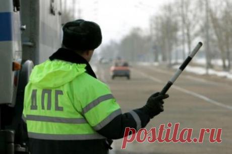 "Открываем багажник!": вот как нужно реагировать на этот приказ 

Каждый из нас сталкивался с ситуацией, когда сотрудник ГИБДД просит вас открыть багажник автомобиля или даже хочет осмотреть салон. Что вы делаете в таких случаях?Публика делится на две большие кате…