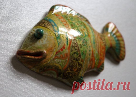 Decor fish wall, decorative fish painted by hand, fish wall hanging, hand painted keraplast fantasy fish The form for fish is sculpted by me from a keraplast. Hand painted with acrylics and gold contour. The fish is varnished in three layers. On the reverse side is bonded loop and left my signature. I hope my work will be nice to your eye.  Fish size: 74 mm high (2.9 inches)  118 mm wide